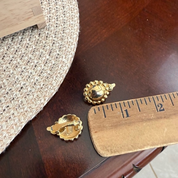 Vintage  trifari ClipOn Earrings - Picture 3 of 3